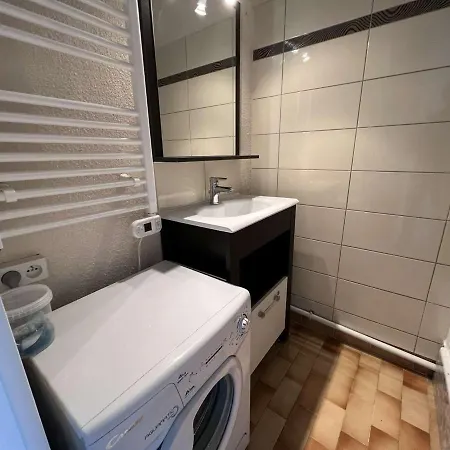 Avec Ascenseur Et Parking, Proche Et Commerces - Fr-1-702-46 *